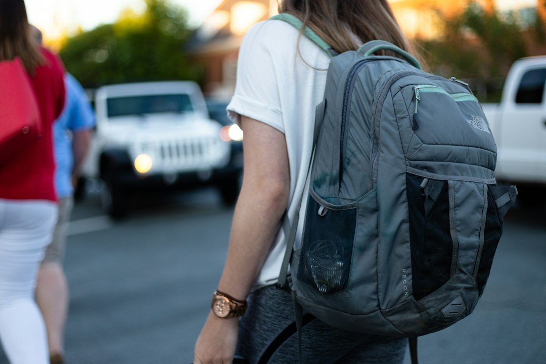 Estudiante con mochila. Fotografía de Omar Roque en Unsplash.
